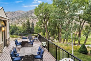 Outdoor dining - Chalet Contessa - Events and Long Term Stays Welcome! (Avon)