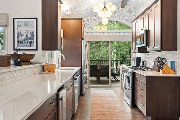 Fridge, microwave, oven, stovetop - Chalet Contessa - Events and Long Term Stays Welcome! (Avon)