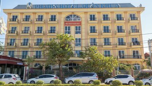 Un hotel de varios pisos con balcones, una entrada central y un cartel que indica que es el hotel número 2.