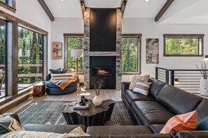 Smart-tv, eldstad, bordsfotboll och ett bordtennisbord