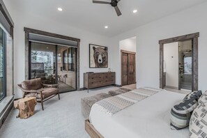 4 quartos, escrivaninha, ferros/tábuas de passar roupa, berço de viagem