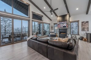 Älytelevisio, takka, pöytäjalkapallopöytä, pöytätennispöytä