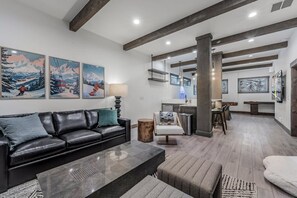 Téléviseur connecté, foyer, table de baby-foot, table de ping-pong