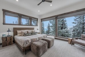 4 chambres, bureau, fer et planche à repasser, lit de bébé portatif