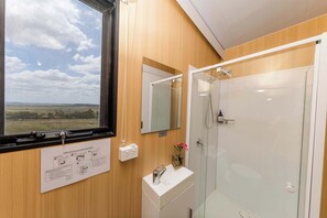 Shower, hair dryer, towels - Greenmount by Tiny Away (Greenmount)