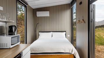 1 bedroom, bed sheets