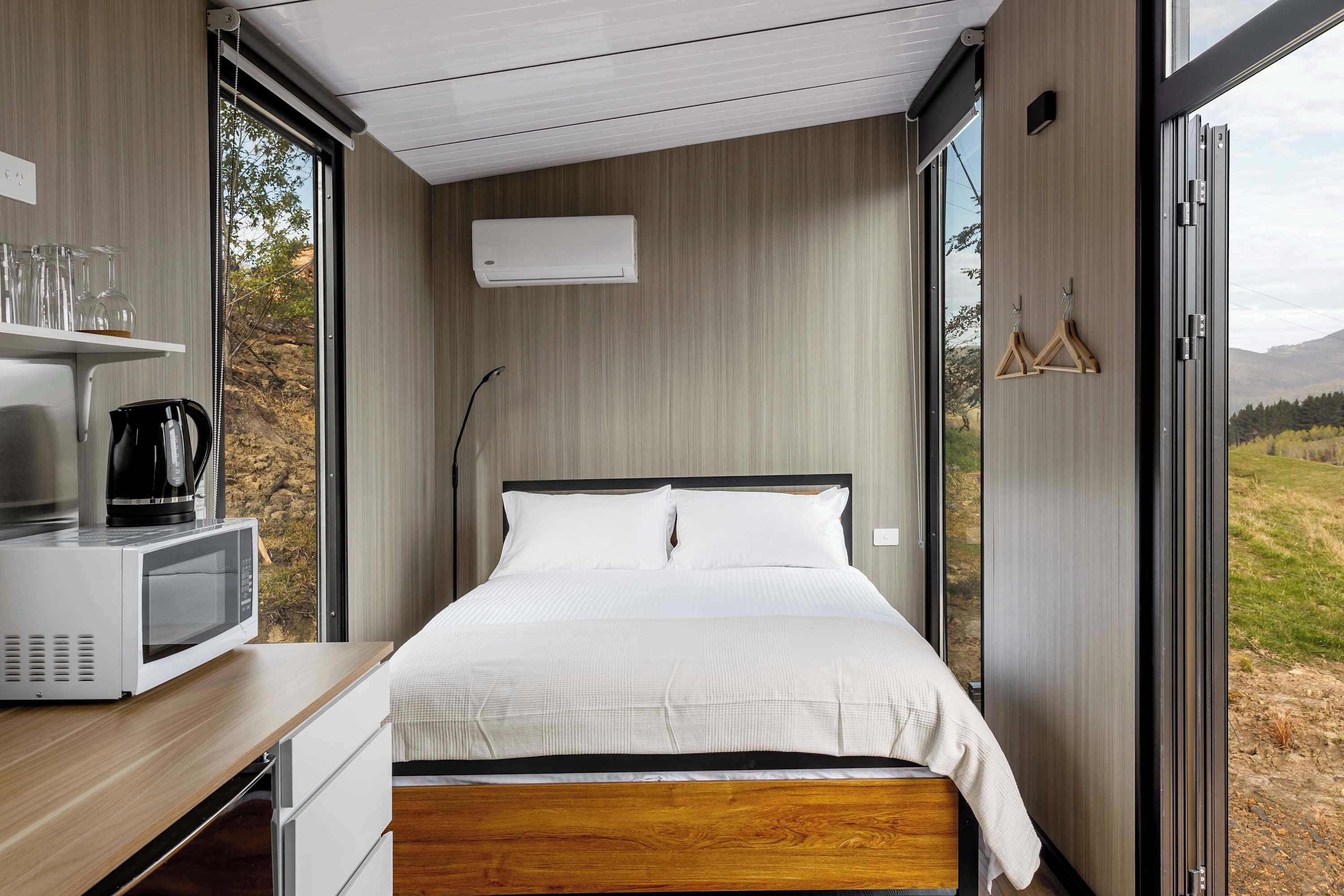 1 bedroom, bed sheets