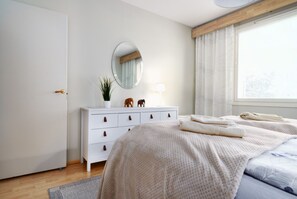 1 slaapkamer, een strijkplank/strijkijzer, gratis wifi, beddengoed