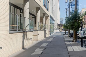 Property grounds - Blueground | Powerhouse Arts District, pool, nr Liberty State Park (Jersey City)