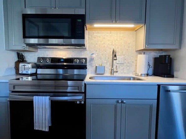 Geladeira, micro-ondas, fogão, cooktop