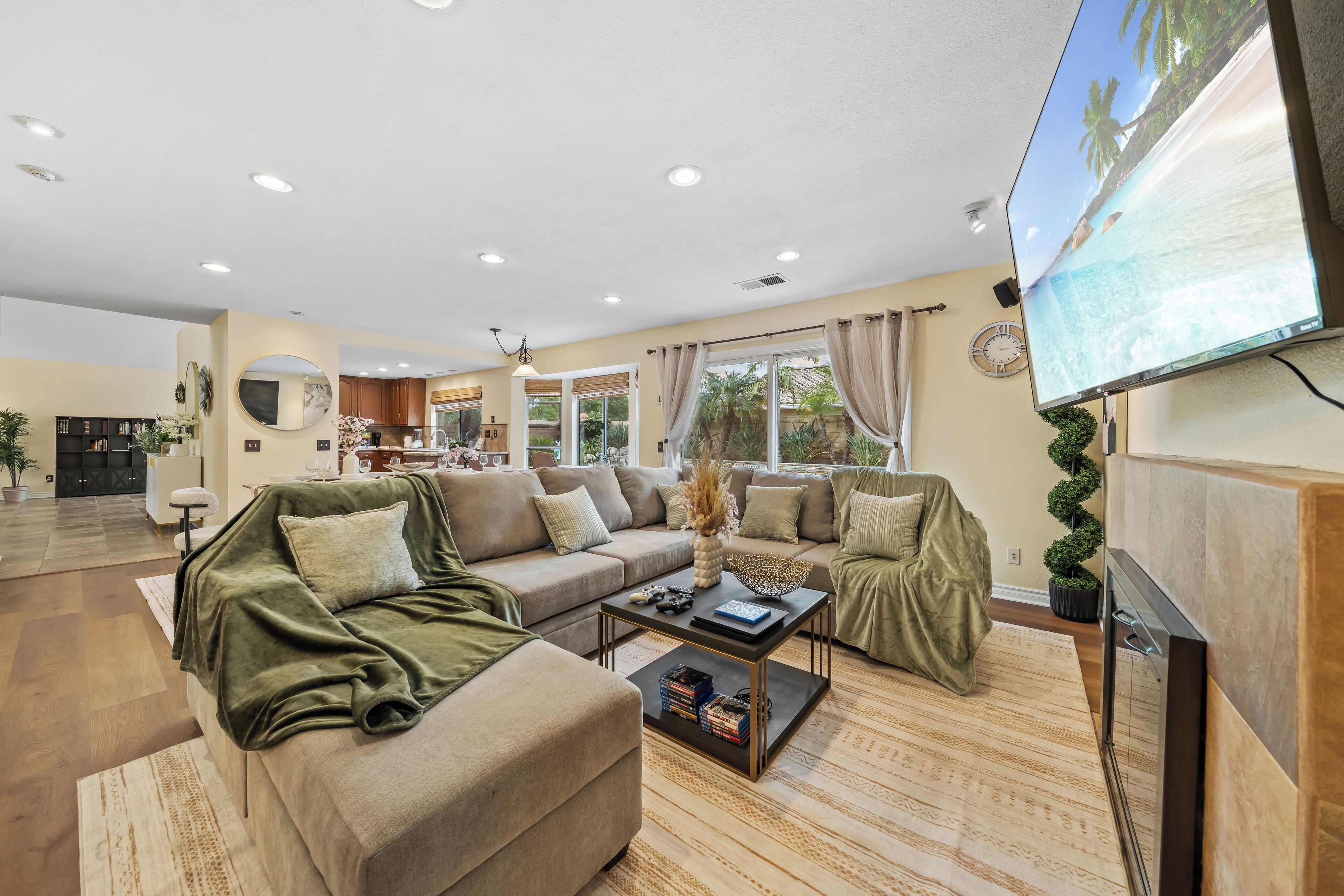 Älytelevisio, videopelejä, kirjoja, musiikkikirjasto