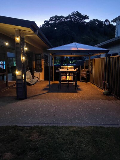 Spacious Home with Spa Sleeps - 12 in Ōhope. 2min walk to Harbour, 5min to Beach