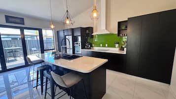 Frigorífic, microones, forn i placa de cuina