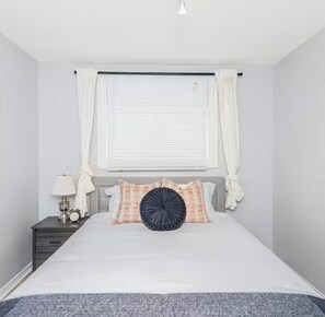 3 bedrooms, WiFi, bed sheets - Quaint & Stylish UPPER level 3-bed bungalow in Hamilton (Hamilton)