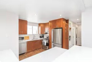 Microwave, oven, stovetop, dishwasher - Quaint & Stylish UPPER level 3-bed bungalow in Hamilton (Hamilton)