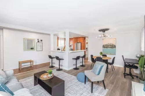 Quaint & Stylish UPPER level 3-bed bungalow in Hamilton