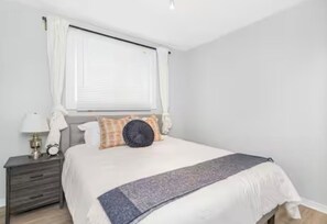 3 bedrooms, WiFi, bed sheets - Quaint & Stylish UPPER level 3-bed bungalow in Hamilton (Hamilton)