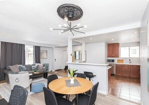Interior - Quaint & Stylish UPPER level 3-bed bungalow in Hamilton (Hamilton)