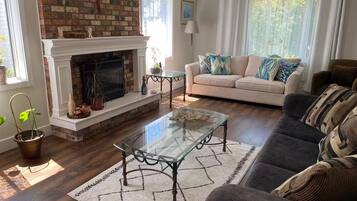 Smart-TV, peis, bøker og musikkbibliotek