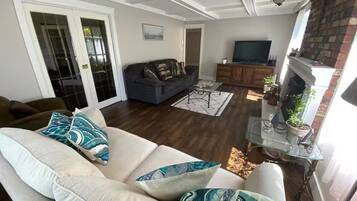 Smart-TV, peis, bøker og musikkbibliotek