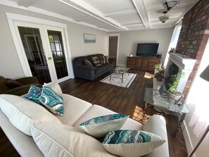 Smart TV, fireplace, books, music library