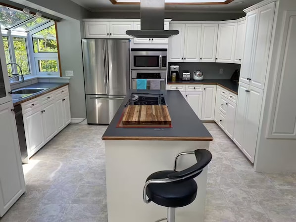 Geladeira, micro-ondas, fogão, cooktop