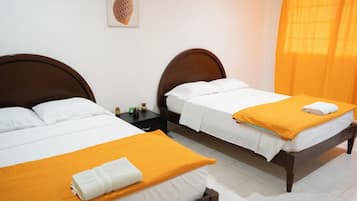 Suite Confort, patio, vistas al jardín | Escritorio