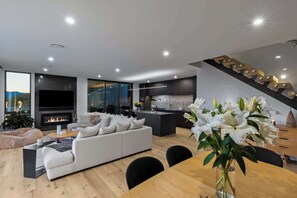 Interior - Luxury Villa | BBQ | Hot Tub | Free Parking | AC (Queenstown)