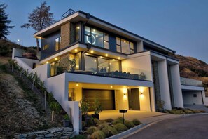Exterior - Luxury Villa | BBQ | Hot Tub | Free Parking | AC (Queenstown)