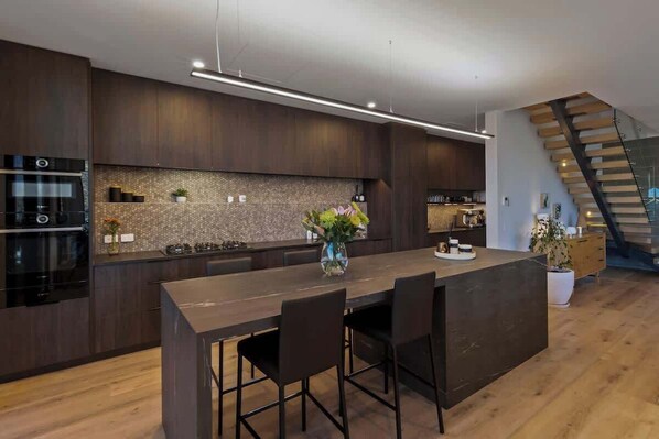 Fridge, microwave, oven, stovetop - Luxury Villa | BBQ | Hot Tub | Free Parking | AC (Queenstown)