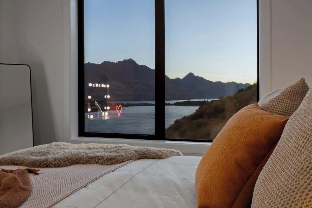 4 habitaciones, tabla de planchar con plancha, wifi y ropa de cama 