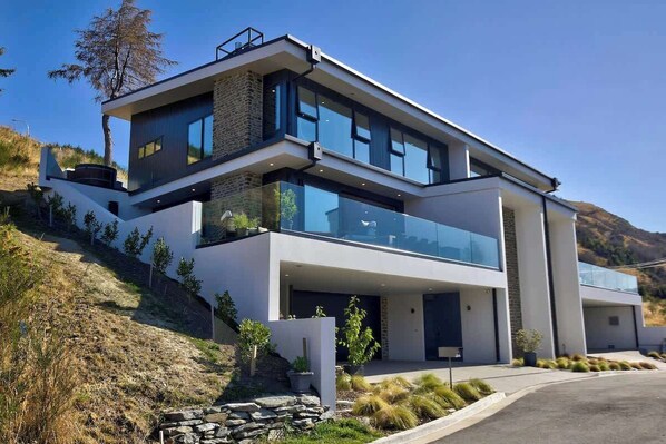 Exterior - Luxury Villa | BBQ | Hot Tub | Free Parking | AC (Queenstown)