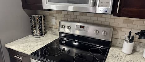 Mikrovågsugn, ugn, spishäll och diskmaskin