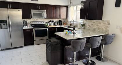 New 4 Bedroom - Walk to Old Town + Pool + Sleeps 12