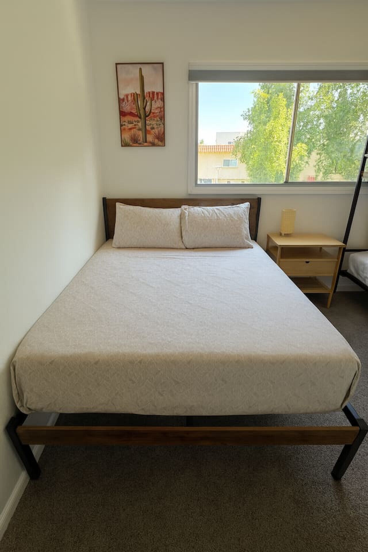 Desk, iron/ironing board, WiFi, bed sheets