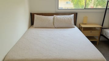 Desk, iron/ironing board, WiFi, bed sheets
