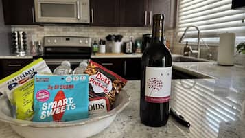 Mikrobølgeovn, ovn, kokeplater og oppvaskmaskin