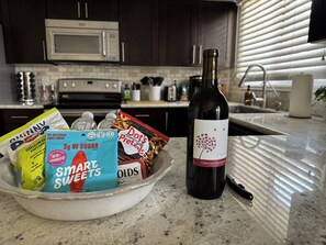 Microondas, horno, placa de cocina y lavavajillas