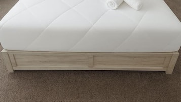 Desk, iron/ironing board, WiFi, bed sheets