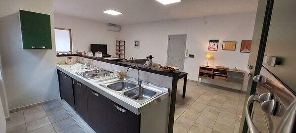 Ovn, kokeplater og oppvaskmaskin