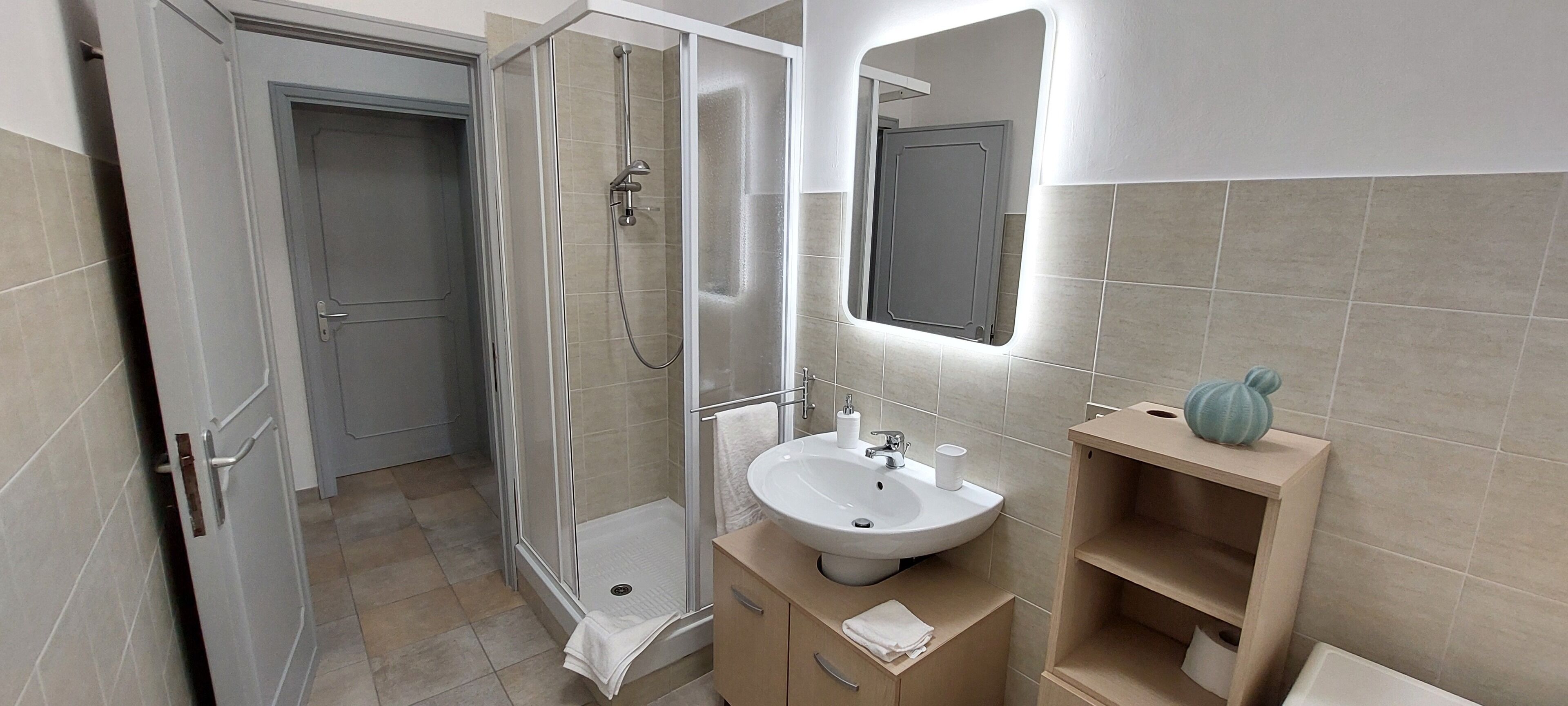 Douche, sèche-cheveux, bidet, serviettes fournies