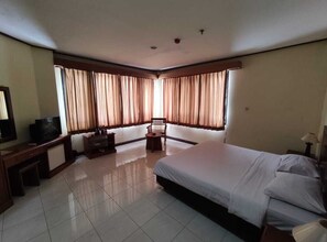 Desk, free WiFi - Hotel Grand Papua Fakfak (Fak-Fak)