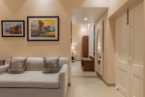 Junior Suite | Desk, iron/ironing board
