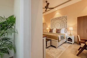 Escritorio y tabla de planchar con plancha