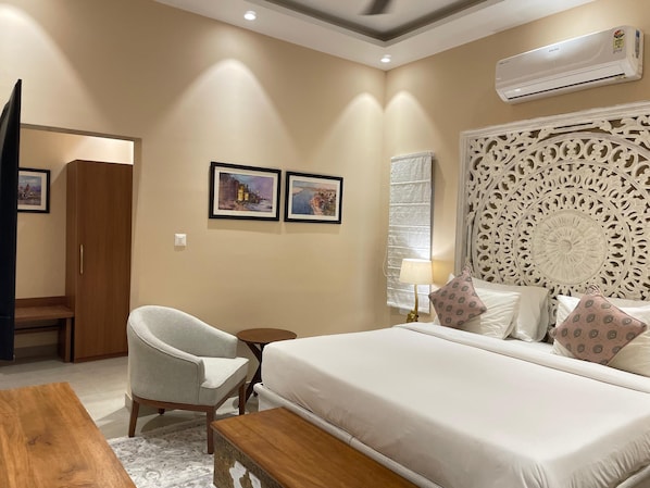 Premium Room | Desk, iron/ironing board
