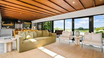 Una Smart TV, una chimenea