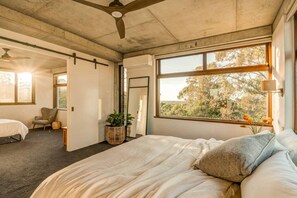 4 bedrooms, desk, iron/ironing board, free WiFi