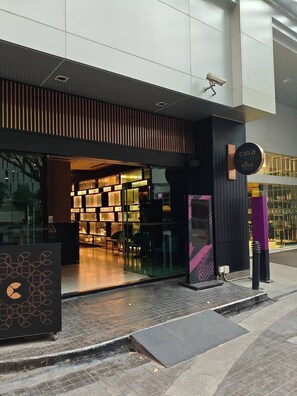 Exterior detail - Infinity Pool/Sky Bar/City View/1 min walk to BTS/W District/Family Friendly (Bangkok)