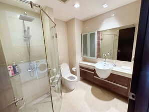 Sèche-cheveux, serviettes fournies, savon, papier toilette