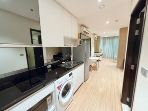 Fridge, microwave, stovetop, electric kettle - Infinity Pool/Sky Bar/City View/1 min walk to BTS/W District/Family Friendly (Bangkok)